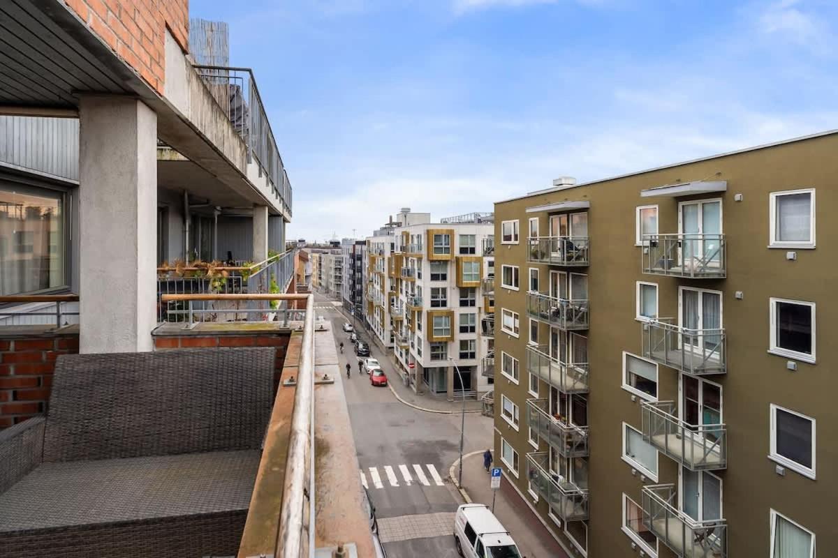 Dinbnb L 15min To C Station L Huge Social Space L Balcony Apartment