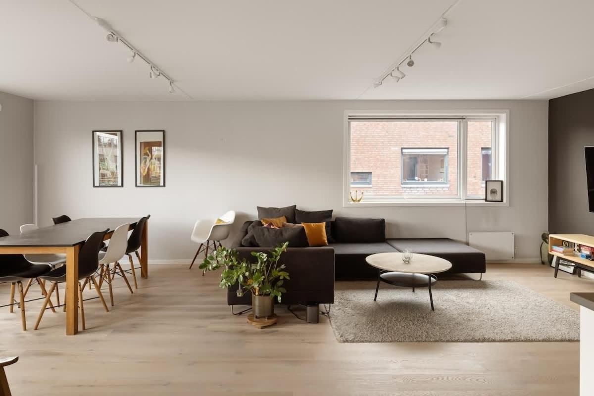 Dinbnb L 15min To C Station L Huge Social Space L Balcony Apartment